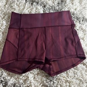 Lululemon In Movement Short *Everlux 2.5" Linear Spray Dye White Garnet